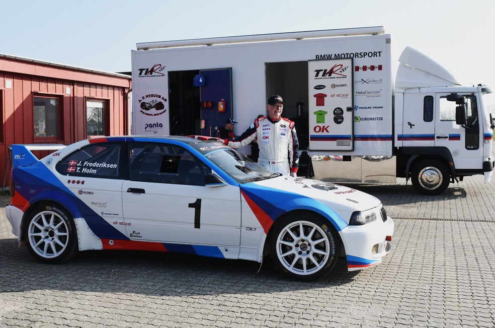 John Frederiksen med den nyrenoverede BMW Compact M3 i nyt og mere farverigt antræk efter en vellykket funktionstest i Roskilde.
(Foto: Morten Dam - autoMOTIV/specialpress)